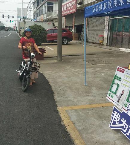 龍勝管海安運營中心助力“一盔一帶”，贈千頂安全盔以踐行社會責任